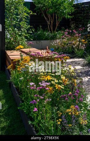 Eintritt zum Balanced Garden Competition (kleine Terrasse für Familien, Platz zum Spielen, Sitzen, Entspannen) - RHS Tatton Park Flower Show 2023, Cheshire England, Großbritannien. Stockfoto