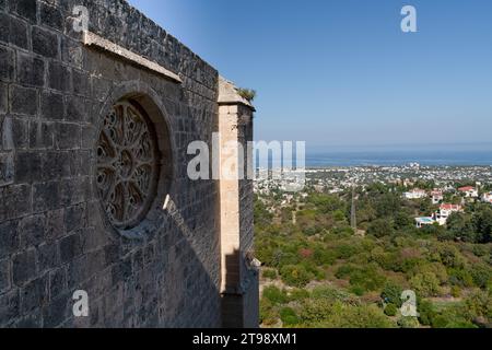 Panoramablick auf die Stadt Girne in Nordzypern mit Fenster des Klosters Bellapais Stockfoto