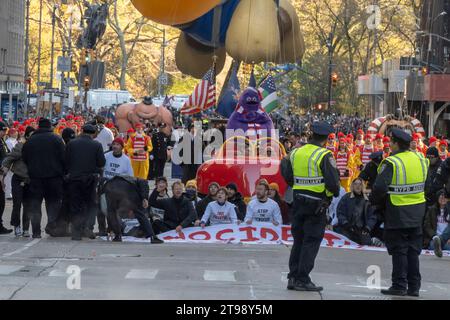 New York, New York, USA. November 2023. (NEU) Pro-palästinensische Demonstranten zwingen Macy's Thanksgiving Day Parade zu stoppen. 23. November 2023, New York, USA:Macy's Thanksgiving Day Parade wurde vorübergehend unterbrochen, als eine Handvoll pro-palästinensischer Demonstranten am 23. November 2023 in New York City über die Barrikaden sprangen und auf die Straße entlang der Paraderoute an der Sixth Avenue rannten. (Foto: M10s/TheNews2) (Foto: M10s/Thenews2/Zumapress) (Bild: © Ron Adar/TheNEWS2 Via ZUMA Press Wire) NUR ZUR REDAKTIONELLEN VERWENDUNG! Nicht für kommerzielle ZWECKE! Stockfoto