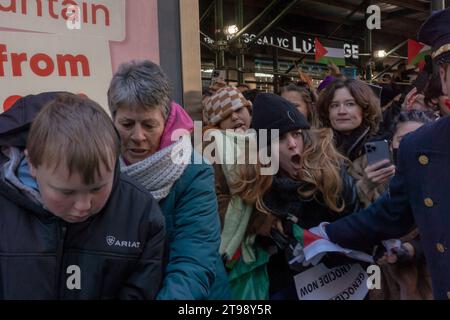 New York, New York, USA. November 2023. (NEU) Pro-palästinensische Demonstranten zwingen Macy's Thanksgiving Day Parade zu stoppen. 23. November 2023, New York, New York, USA: Während der Macy's Thanksgiving Day Parade auf der Sixth Avenue am 23. November 2023 halten Demonstranten Schilder und Fahnen. (Foto: M10s/TheNews2) (Foto: M10s/Thenews2/Zumapress) (Bild: © Ron Adar/TheNEWS2 Via ZUMA Press Wire) NUR ZUR REDAKTIONELLEN VERWENDUNG! Nicht für kommerzielle ZWECKE! Stockfoto