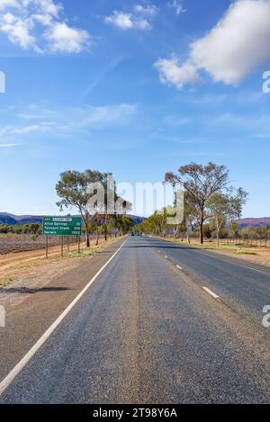 Straßenschild für Alice Springs, Darwin und den Stuart Highway im Northern Territory Australiens Stockfoto