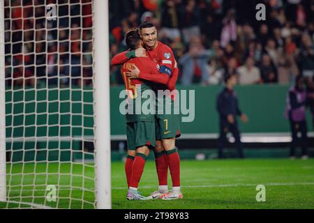 Cristiano Ronaldo feiert mit Ricardo Horta während des Qualifikationsspiels zur UEFA Euro 2024 zwischen den Nationalmannschaften Portugals und Islands, Estadio Jose A Stockfoto