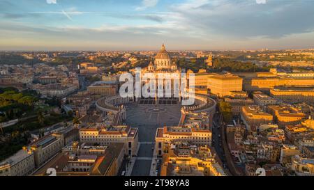 Petersplatz und Basilika im Vatikan, Vatikan bei Sonnenaufgang. Unglaublicher Blick Auf Die Drohne Aus Der Luft Stockfoto