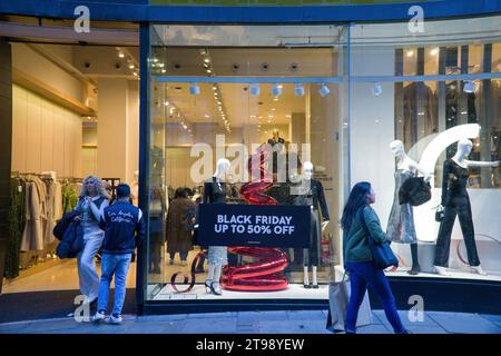 London, Großbritannien. November 2023. Geschäfte werben für Black Friday-Angebote in Covent Garden, London. Quelle: Anna Watson/Alamy Live News Stockfoto