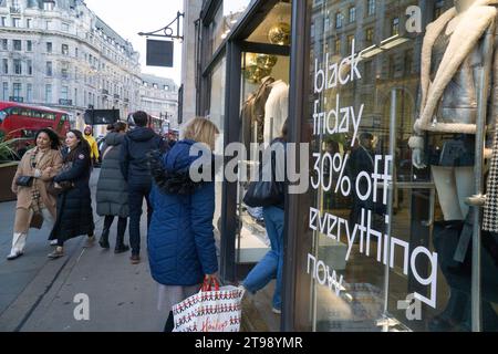 London, Großbritannien. November 2023. Geschäfte werben für Black Friday-Angebote in der Regent Street im West End, London. Quelle: Anna Watson/Alamy Live News Stockfoto