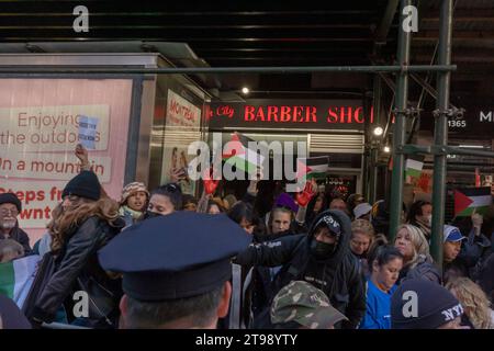 New York, New York, USA. November 2023. (NEU) Pro-palästinensische Demonstranten zwingen Macy's Thanksgiving Day Parade zu stoppen. 23. November 2023, New York, New York, USA: Während der Macy's Thanksgiving Day Parade auf der Sixth Avenue am 23. November 2023 halten Demonstranten Schilder und Fahnen. (Foto: M10s/TheNews2) (Foto: M10s/Thenews2/Zumapress) (Bild: © Ron Adar/TheNEWS2 Via ZUMA Press Wire) NUR ZUR REDAKTIONELLEN VERWENDUNG! Nicht für kommerzielle ZWECKE! Stockfoto