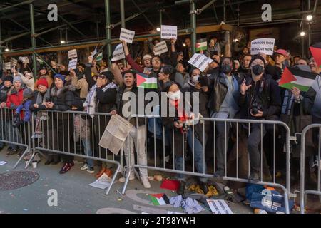 New York, New York, USA. November 2023. (NEU) Pro-palästinensische Demonstranten zwingen Macy's Thanksgiving Day Parade zu stoppen. 23. November 2023, New York, New York, USA: Während der Macy's Thanksgiving Day Parade auf der Sixth Avenue am 23. November 2023 halten Demonstranten Schilder und Fahnen. (Foto: M10s/TheNews2) (Foto: M10s/Thenews2/Zumapress) (Bild: © Ron Adar/TheNEWS2 Via ZUMA Press Wire) NUR ZUR REDAKTIONELLEN VERWENDUNG! Nicht für kommerzielle ZWECKE! Stockfoto