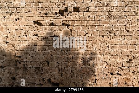 Eine alte Mauer aus Sandstein von der Insel Zypern Stockfoto