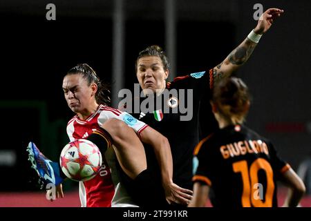 Rom, Italien. November 2023. Romee Leuchter von Ajax und Elena Linari von AS Roma treten am 23. November 2023 im Tre fontane Stadion in Rom (Italien) um den Ball an. Quelle: Insidefoto di andrea staccioli/Alamy Live News Stockfoto