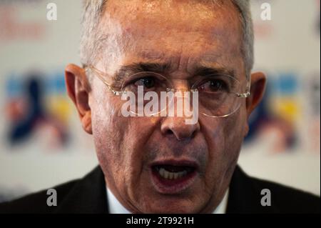 Bogota, Kolumbien. November 2023. Kolumbiens ehemaliger Präsident Alvaro Uribe Velez (2002-2010) spricht während einer Pressekonferenz nach einem Treffen mit Kolumbiens Präsident Gustavo Petro, um die Gesundheitsreform zu erörtern, die am 23. November 2023 in Bogota, Kolumbien, geplant war. Foto: Sebatian Barros/Long Visual Press Credit: Long Visual Press/Alamy Live News Stockfoto