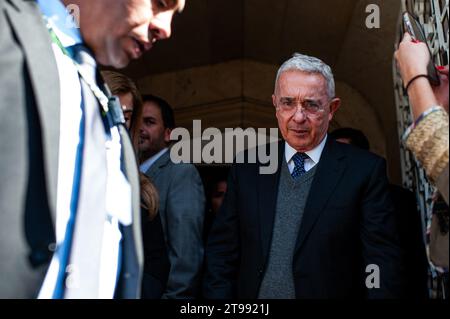 Bogota, Kolumbien. November 2023. Kolumbiens ehemaliger Präsident Alvaro Uribe Velez (2002-2010) nach einer Pressekonferenz nach einem Treffen mit Kolumbiens Präsident Gustavo Petro, um die Gesundheitsreform zu erörtern, die im Kongress am 23. November 2023 in Bogota, Kolumbien, vorgesehen war. Foto: Sebatian Barros/Long Visual Press Credit: Long Visual Press/Alamy Live News Stockfoto