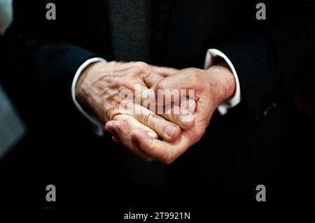 Bogota, Kolumbien. November 2023. Kolumbiens ehemaliger Präsident Alvaro Uribe Velez (2002-2010) nach einer Pressekonferenz nach einem Treffen mit Kolumbiens Präsident Gustavo Petro, um die Gesundheitsreform zu erörtern, die im Kongress am 23. November 2023 in Bogota, Kolumbien, vorgesehen war. Foto: Sebatian Barros/Long Visual Press Credit: Long Visual Press/Alamy Live News Stockfoto