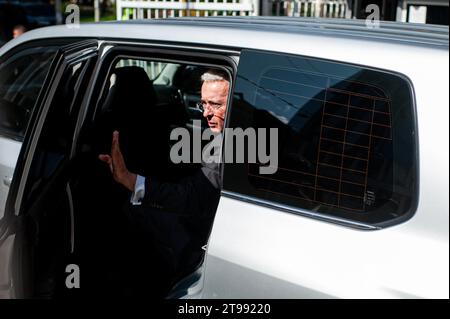 Bogota, Kolumbien. November 2023. Kolumbiens ehemaliger Präsident Alvaro Uribe Velez (2002-2010) nach einer Pressekonferenz nach einem Treffen mit Kolumbiens Präsident Gustavo Petro, um die Gesundheitsreform zu erörtern, die im Kongress am 23. November 2023 in Bogota, Kolumbien, vorgesehen war. Foto: Sebatian Barros/Long Visual Press Credit: Long Visual Press/Alamy Live News Stockfoto