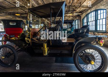 Ford Model T Sondermodell mit dem sogenannten Schwiegermuttersitz. Ford Piquette Plant, Detroit, Usa. Im Werk Piquette Avenue werden die ersten Ford Model T-Fahrzeuge auf einer Montagelinie produziert. Es ist das älteste eigens errichtete, öffentlich zugängliche Fabrikgebäude Stockfoto