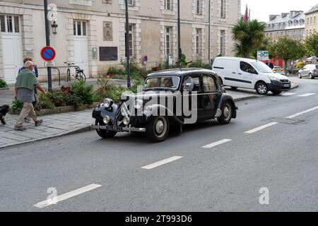 Nahaufnahme eines unberührten schwarzen Citroen Traction Avant-Autos, der die Hauptstraße entlang fährt Stockfoto