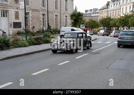 Nahaufnahme eines unberührten schwarzen Citroen Traction Avant-Autos, der die Hauptstraße entlang fährt Stockfoto
