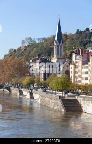Der Fluss Saône und die Eglise Saint Georges in Lyon, Frankreich. Stockfoto