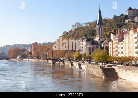 Der Fluss Saône und die Eglise Saint Georges in Lyon, Frankreich. Stockfoto
