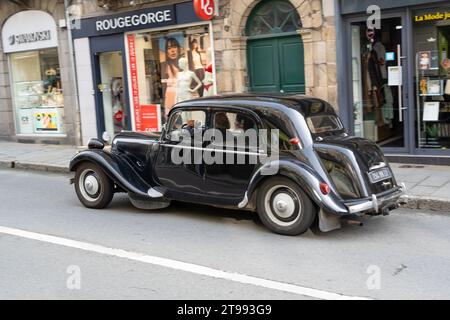 Nahaufnahme eines unberührten schwarzen Citroen Traction Avant-Autos, der die Hauptstraße entlang fährt Stockfoto