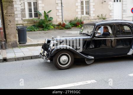 Nahaufnahme eines unberührten schwarzen Citroen Traction Avant-Autos, der die Hauptstraße entlang fährt Stockfoto