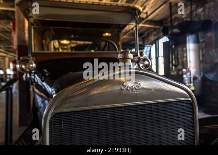 Der Kühlergrill eines Ford Model T zeigt das geschriebene "Ford"-Emblem mit den Worten "Made in U.S.A." im Inneren der Fabrikhalle der Ford Piquette Plant in Detroit, Michigan, Vereinigte Staaten. Erbaut 1904 gilt die Ford Piquette Plant als das älteste erhaltene Gebäude, das ursprünglich für die Autoproduktion errichtet wurde und das der Öffentlichkeit zugänglich bleibt. Stockfoto