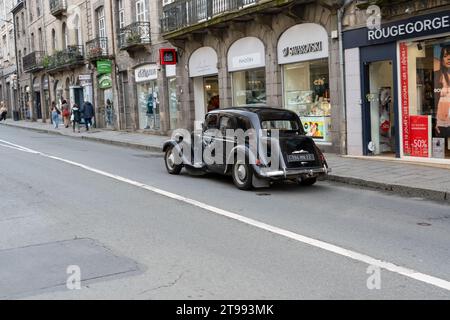 Nahaufnahme eines unberührten schwarzen Citroen Traction Avant-Autos, der die Hauptstraße entlang fährt Stockfoto