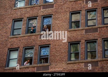 New York, Usa. November 2023. Während der 97. Macy's Thanksgiving Day Parade in New York, New York, sehen die Menschen aus ihren Fenstern. (Foto: Erin Lefevre/NurPhoto) Credit: NurPhoto SRL/Alamy Live News Stockfoto