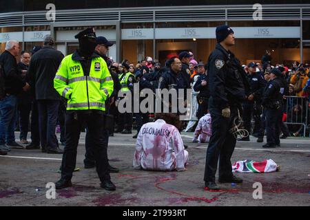 New York, Usa. November 2023. Pro-palästinensische Demonstranten stören die Macy's Thanksgiving Day Parade in New York, New York. (Foto: Erin Lefevre/NurPhoto) Credit: NurPhoto SRL/Alamy Live News Stockfoto