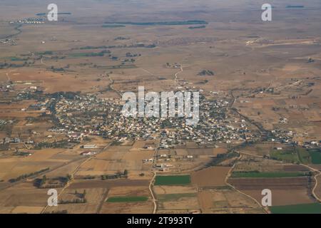 Blick von oben auf Felder, die sich auf der Steppe erstrecken, und ein türkisches Dorf in der Nähe von Lefkose, Nordzypern Stockfoto