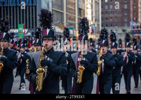 New York, Usa. November 2023. Bands treten bei der 97. Macy's Thanksgiving Day Parade in New York auf. (Foto: Erin Lefevre/NurPhoto) Credit: NurPhoto SRL/Alamy Live News Stockfoto