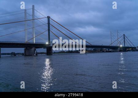 Neubau der Autobahnbrücke Neuenkamp der A40, über den Rhein bei Duisburg, fertig gestellter erster Teil der Doppelbrücke, die alte Brücke, wird abgerissen und der zweite Teil errichtet, NRW, Deutschland Autobahnbrücke Neuenkamp *** Neubau der Autobahnbrücke Neuenkamp der A40, über den Rhein bei Duisburg, fertiggestellter erster Teil der Doppelbrücke, die alte Brücke wird abgerissen und der zweite Teil wird gebaut, NRW, Deutschland Autobahnbrücke Neuenkamp Stockfoto