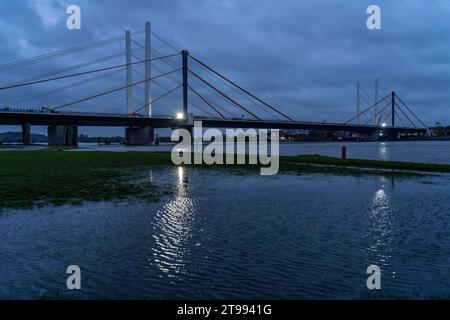 Neubau der Autobahnbrücke Neuenkamp der A40, über den Rhein bei Duisburg, fertig gestellter erster Teil der Doppelbrücke, die alte Brücke, wird abgerissen und der zweite Teil errichtet, NRW, Deutschland Autobahnbrücke Neuenkamp *** Neubau der Autobahnbrücke Neuenkamp der A40, über den Rhein bei Duisburg, fertiggestellter erster Teil der Doppelbrücke, die alte Brücke wird abgerissen und der zweite Teil wird gebaut, NRW, Deutschland Autobahnbrücke Neuenkamp Stockfoto