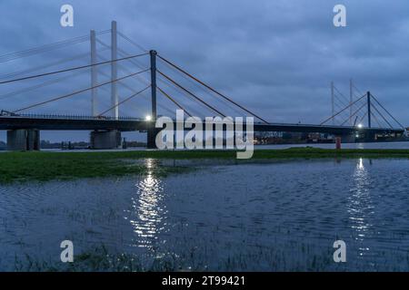 Neubau der Autobahnbrücke Neuenkamp der A40, über den Rhein bei Duisburg, fertig gestellter erster Teil der Doppelbrücke, die alte Brücke, wird abgerissen und der zweite Teil errichtet, NRW, Deutschland Autobahnbrücke Neuenkamp *** Neubau der Autobahnbrücke Neuenkamp der A40, über den Rhein bei Duisburg, fertiggestellter erster Teil der Doppelbrücke, die alte Brücke wird abgerissen und der zweite Teil wird gebaut, NRW, Deutschland Autobahnbrücke Neuenkamp Stockfoto