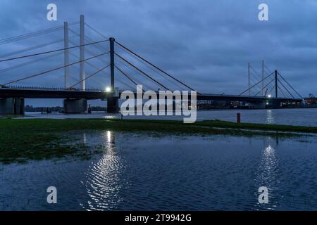 Neubau der Autobahnbrücke Neuenkamp der A40, über den Rhein bei Duisburg, fertig gestellter erster Teil der Doppelbrücke, die alte Brücke, wird abgerissen und der zweite Teil errichtet, NRW, Deutschland Autobahnbrücke Neuenkamp *** Neubau der Autobahnbrücke Neuenkamp der A40, über den Rhein bei Duisburg, fertiggestellter erster Teil der Doppelbrücke, die alte Brücke wird abgerissen und der zweite Teil wird gebaut, NRW, Deutschland Autobahnbrücke Neuenkamp Stockfoto