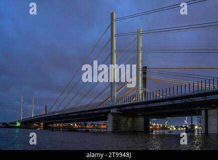 Neubau der Autobahnbrücke Neuenkamp der A40, über den Rhein bei Duisburg, fertig gestellter erster Teil der Doppelbrücke, die alte Brücke, wird abgerissen und der zweite Teil errichtet, NRW, Deutschland Autobahnbrücke Neuenkamp *** Neubau der Autobahnbrücke Neuenkamp der A40, über den Rhein bei Duisburg, fertiggestellter erster Teil der Doppelbrücke, die alte Brücke wird abgerissen und der zweite Teil wird gebaut, NRW, Deutschland Autobahnbrücke Neuenkamp Stockfoto