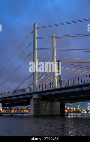 Neubau der Autobahnbrücke Neuenkamp der A40, über den Rhein bei Duisburg, fertig gestellter erster Teil der Doppelbrücke, die alte Brücke, wird abgerissen und der zweite Teil errichtet, NRW, Deutschland Autobahnbrücke Neuenkamp *** Neubau der Autobahnbrücke Neuenkamp der A40, über den Rhein bei Duisburg, fertiggestellter erster Teil der Doppelbrücke, die alte Brücke wird abgerissen und der zweite Teil wird gebaut, NRW, Deutschland Autobahnbrücke Neuenkamp Stockfoto