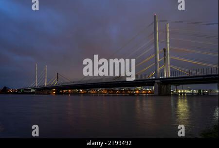 Neubau der Autobahnbrücke Neuenkamp der A40, über den Rhein bei Duisburg, fertig gestellter erster Teil der Doppelbrücke, die alte Brücke, wird abgerissen und der zweite Teil errichtet, NRW, Deutschland Autobahnbrücke Neuenkamp *** Neubau der Autobahnbrücke Neuenkamp der A40, über den Rhein bei Duisburg, fertiggestellter erster Teil der Doppelbrücke, die alte Brücke wird abgerissen und der zweite Teil wird gebaut, NRW, Deutschland Autobahnbrücke Neuenkamp Stockfoto