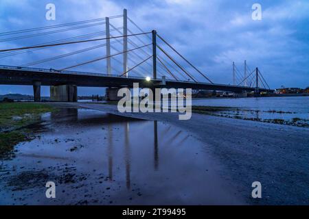 Neubau der Autobahnbrücke Neuenkamp der A40, über den Rhein bei Duisburg, fertig gestellter erster Teil der Doppelbrücke, die alte Brücke, wird abgerissen und der zweite Teil errichtet, NRW, Deutschland Autobahnbrücke Neuenkamp *** Neubau der Autobahnbrücke Neuenkamp der A40, über den Rhein bei Duisburg, fertiggestellter erster Teil der Doppelbrücke, die alte Brücke wird abgerissen und der zweite Teil wird gebaut, NRW, Deutschland Autobahnbrücke Neuenkamp Stockfoto