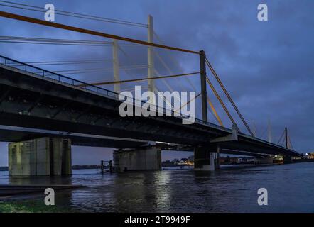 Neubau der Autobahnbrücke Neuenkamp der A40, über den Rhein bei Duisburg, fertig gestellter erster Teil der Doppelbrücke, die alte Brücke, wird abgerissen und der zweite Teil errichtet, NRW, Deutschland Autobahnbrücke Neuenkamp *** Neubau der Autobahnbrücke Neuenkamp der A40, über den Rhein bei Duisburg, fertiggestellter erster Teil der Doppelbrücke, die alte Brücke wird abgerissen und der zweite Teil wird gebaut, NRW, Deutschland Autobahnbrücke Neuenkamp Stockfoto