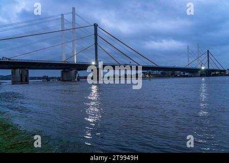 Neubau der Autobahnbrücke Neuenkamp der A40, über den Rhein bei Duisburg, fertig gestellter erster Teil der Doppelbrücke, die alte Brücke, wird abgerissen und der zweite Teil errichtet, NRW, Deutschland Autobahnbrücke Neuenkamp *** Neubau der Autobahnbrücke Neuenkamp der A40, über den Rhein bei Duisburg, fertiggestellter erster Teil der Doppelbrücke, die alte Brücke wird abgerissen und der zweite Teil wird gebaut, NRW, Deutschland Autobahnbrücke Neuenkamp Stockfoto