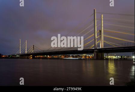 Neubau der Autobahnbrücke Neuenkamp der A40, über den Rhein bei Duisburg, fertig gestellter erster Teil der Doppelbrücke, die alte Brücke, wird abgerissen und der zweite Teil errichtet, NRW, Deutschland Autobahnbrücke Neuenkamp *** Neubau der Autobahnbrücke Neuenkamp der A40, über den Rhein bei Duisburg, fertiggestellter erster Teil der Doppelbrücke, die alte Brücke wird abgerissen und der zweite Teil wird gebaut, NRW, Deutschland Autobahnbrücke Neuenkamp Stockfoto