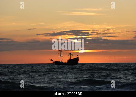 Sonnenuntergang an der Ostsee in Polen Stockfoto