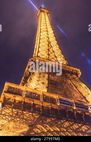 Der Eiffelturm leuchtet nachts auf. Paris Frankreich, 22. Oktober 2023. Stockfoto