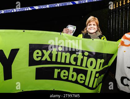 Edinburgh, Schottland. 23. November 2023. Demonstrantin trägt eine Maske der ehemaligen Premierministerin Nicola Sturgeon Extinction Rebellion Klimaprotest bei der schottischen Politikerin des Jahres Awards Credit: Raymond Davies / Alamy Live News Stockfoto