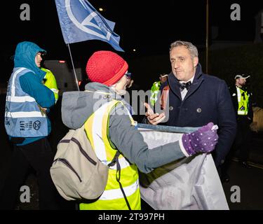 Edinburgh, Schottland. 23. November 2023. Alex Cole-Hamilton MSP, Leiter der Scottish Lib Dems, kommt zu der Veranstaltung und spricht mit Demonstranten Extinction Rebellion Klimaprotest bei der Scottish Political of the Year Awards Credit: Raymond Davies / Alamy Live News Stockfoto