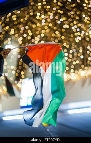 Amsterdam, Niederlande. November 2023. Pro-palästinensische Demonstranten halten einen Sit-in im Amsterdamer Hauptbahnhof ab, um Solidarität mit Gaza zu zeigen. Quelle: Sarai Koornneef/Alarmy Live News Stockfoto