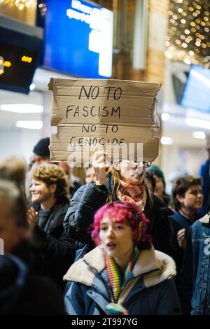 Amsterdam, Niederlande. November 2023. Pro-palästinensische Demonstranten halten einen Sit-in im Amsterdamer Hauptbahnhof ab, um Solidarität mit Gaza zu zeigen. Quelle: Sarai Koornneef/Alarmy Live News Stockfoto