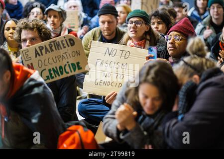 Amsterdam, Niederlande. November 2023. Pro-palästinensische Demonstranten halten einen Sit-in im Amsterdamer Hauptbahnhof ab, um Solidarität mit Gaza zu zeigen. Quelle: Sarai Koornneef/Alarmy Live News Stockfoto