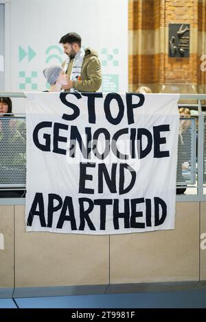 Amsterdam, Niederlande. November 2023. Pro-palästinensische Demonstranten halten einen Sit-in im Amsterdamer Hauptbahnhof ab, um Solidarität mit Gaza zu zeigen. Quelle: Sarai Koornneef/Alarmy Live News Stockfoto