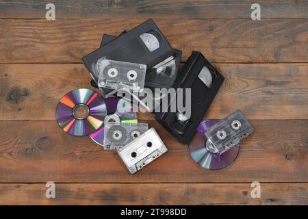 KIEW, UKRAINE - 4. MAI 2023: Audiokassetten, Kassetten Videos, CDs aus nächster Nähe. Die Entwicklung der Medien Stockfoto